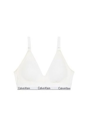 Witte draadloze beha met verstelbare bandjes en Calvin Klein-logo op de elastische onderband, ontworpen voor comfort en lichte ondersteuning.