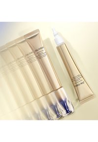 Shiseido Vital Perfection anti-rynkbehandling, med metallisk guldförpackning, vit doseringstopp och en gradientbas med djupblå accent.