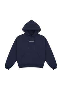 Sweat à capuche bleu marine avec une poche avant, cordons de serrage ajustables et logo sur la poitrine. Le tissu semble doux et texturé.