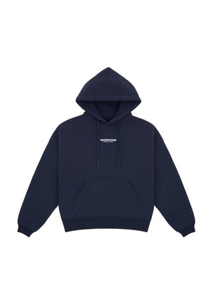 Felpa con cappuccio blu navy, dotata di tasca frontale, cordini regolabili e logo sul petto. Il tessuto sembra morbido e strutturato.
