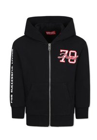 Felpa nera con zip in cotone, dotata di cappuccio, tasche frontali e testo bianco sulla manica. Presenta dettagli grafici rossi e bianchi.