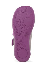 Schuhsohle mit einer strukturierten lilafarbenen Gummibasis, die kreisförmige Muster und Rillen aufweist, entworfen für Griffigkeit und Komfort.