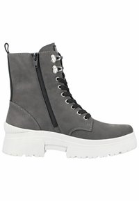 Botín de cuero gris hasta el tobillo con una suela de goma gruesa blanca, cordones negros y cremallera lateral con acentos de hardware plateado.