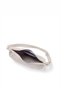 Borsa a tracolla color beige chiaro realizzata in morbido tessuto. Presenta una chiusura con zip, un design slim e una tracolla regolabile. L'interno è foderato in tessuto viola.