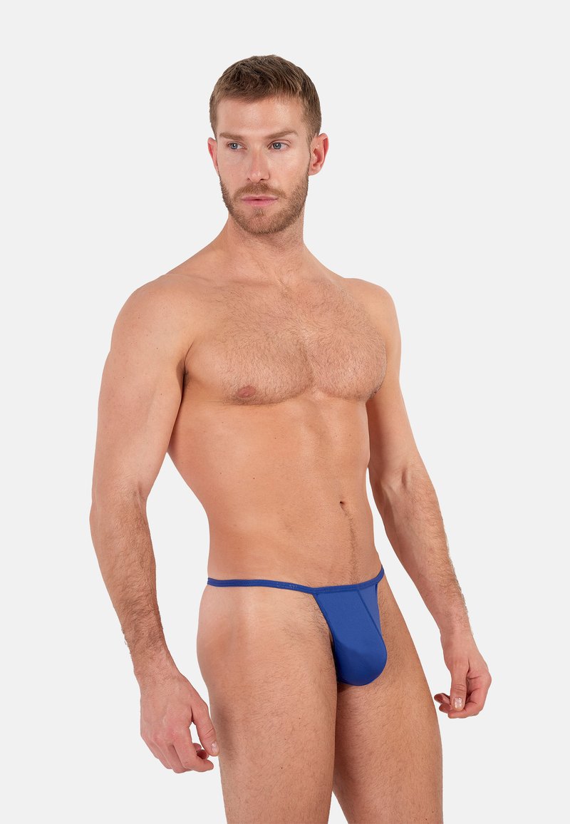 String bleu en tissu doux, avec un design minimaliste, une fine ceinture et une coupe ajustée, offrant une exposition complète à l'arrière.