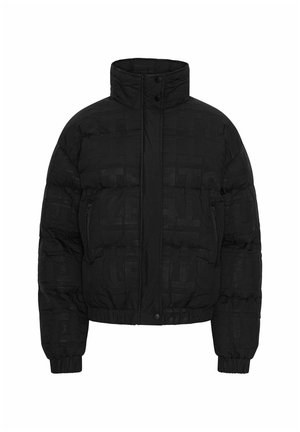 Čierna vypchávkovaná bunda s vysokým golierom, predný zips zakrytý gombíkmi, bočné vrecká so zipsom a elastické manžety a spodný lem.