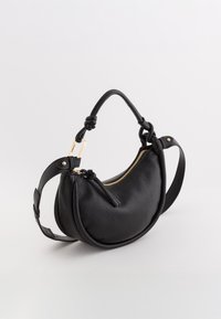 Czarna skórzana torebka o zaokrąglonym kształcie, fakturowanej powierzchni, złotym zamku błyskawicznym, supełkowanym uchwycie i regulowanym pasku na ramię.