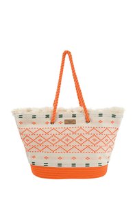 Bolso de playa tejido con un patrón geométrico en naranja y blanco, asas de cuerda naranja gruesa y un borde de felpa blanca en la parte superior.