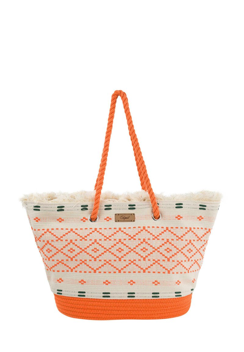 Bolso de playa tejido con un patrón geométrico en naranja y blanco, asas de cuerda naranja gruesa y un borde de felpa blanca en la parte superior.