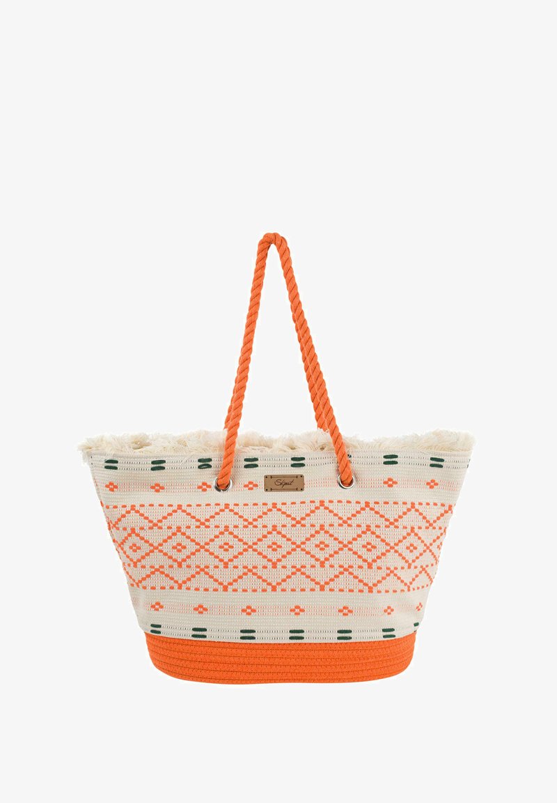 Bolso de playa tejido con un patrón geométrico en naranja y blanco, asas de cuerda naranja gruesa y un borde de felpa blanca en la parte superior.