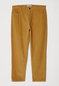 Pantalones de pana en un color mostaza, con rayas verticales, un corte recto, dos bolsillos frontales, un cierre de botón y una textura sutil.