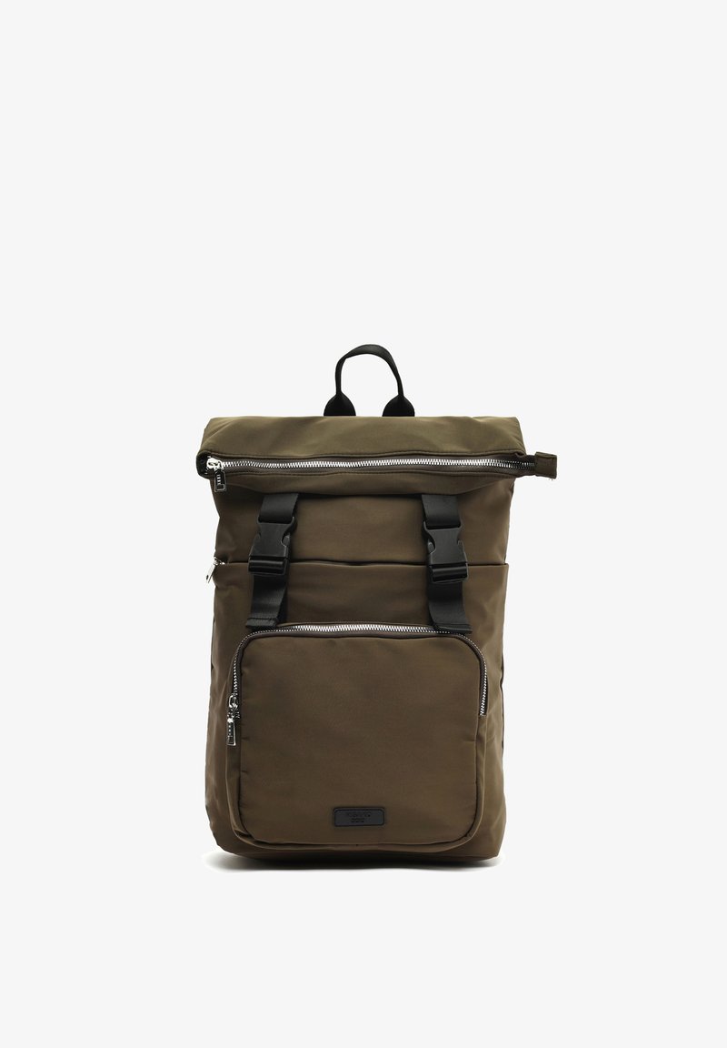 Olivgrön nylonryggsäck med rulltoppdesign, svarta justerbara remmar, framficka med dragkedja och silverfärgade detaljer.