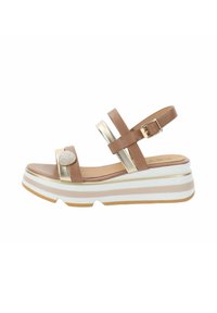Sandal in pelle marrone e oro con suola spessa a strisce bianche e beige. Presenta un accento circolare decorativo e una cinghia alla caviglia regolabile.