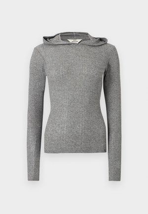 Camiseta gris de manga larga con capucha, de tejido acanalado, con una silueta ajustada y textura en la tela. Incluye detalles sutiles en las costuras.