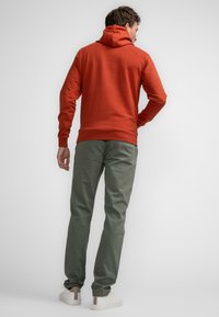 Petrol Industries Felpa con cappuccio - warm chili