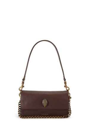 Dunkelbraune Lederschultertasche mit goldener Kettenverzierung, einem strukturierten goldenen Verschluss in Form einer Hand und einem einzelnen oberen Griff.