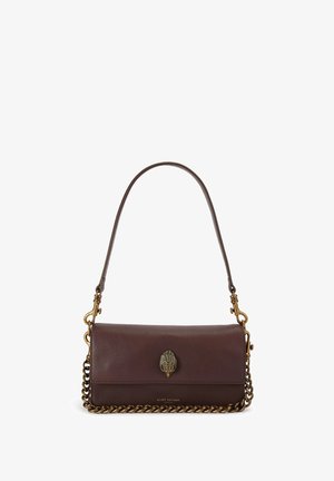 Borsa a tracolla in pelle marrone scuro con finitura a catena dorata, fibbia dorata testurizzata a forma di mano e manico singolo superiore.