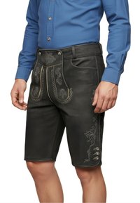 Svarta lädershorts med utsmyckad broderi och knappdetaljer. Täckande design med fram- och sidofickor, i kombination med en blå skjorta.