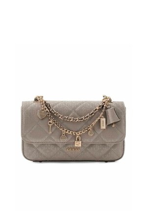 Sac à main matelassé Guess couleur taupe avec des anses en chaîne dorée et plusieurs pendentifs dorés, dont un cœur, une clé, un cadenas et des étiquettes de marque.
