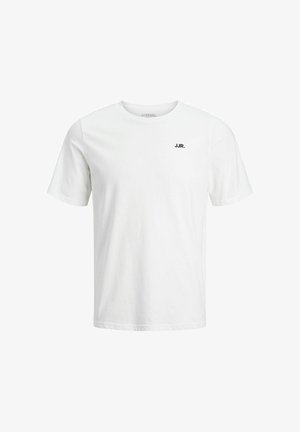 Weißes T-Shirt mit kurzen Ärmeln und Rundhalsausschnitt, mit kleinem schwarzem "JJR." Logo auf der linken Brust und dem Schriftzug "JJ REBEL" innen am Kragen.
