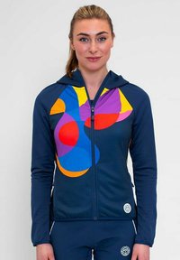 Felpa con zip blu marina, caratterizzata da un motivo geometrico colorato con forme blu, arancioni, rosse, gialle e rosa. Tessuto morbido, vestibilità atletica.