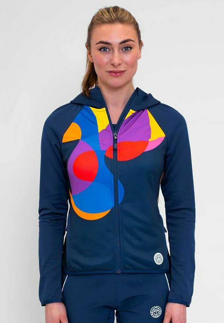 Felpa con zip blu marina, caratterizzata da un motivo geometrico colorato con forme blu, arancioni, rosse, gialle e rosa. Tessuto morbido, vestibilità atletica.