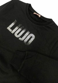 Felpa nera con collo a giro e polsini a costine, con testo in glitter argento che scrive "LiuJo" sul davanti, texture liscia.