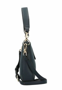 Ciemnoniebieska skórzana torebka o fakturowanej powierzchni, wyposażona w zapięcie z hardware'u w kolorze złotym oraz odpinany pasek na ramię.