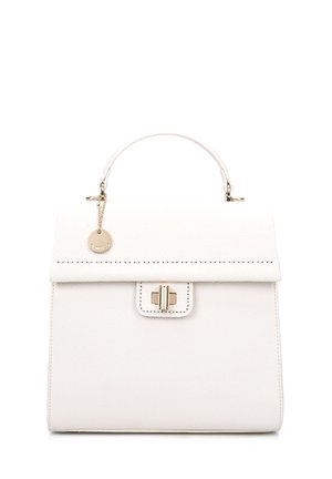 Borsa a mano in pelle bianca con design strutturato, manico superiore, hardware dorato, cuciture decorative e un charm rimovibile.