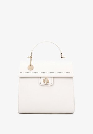 Sac à main en cuir blanc avec un design structuré, une poignée supérieure, des ferrures dorées, des coutures décoratives et un charme amovible.