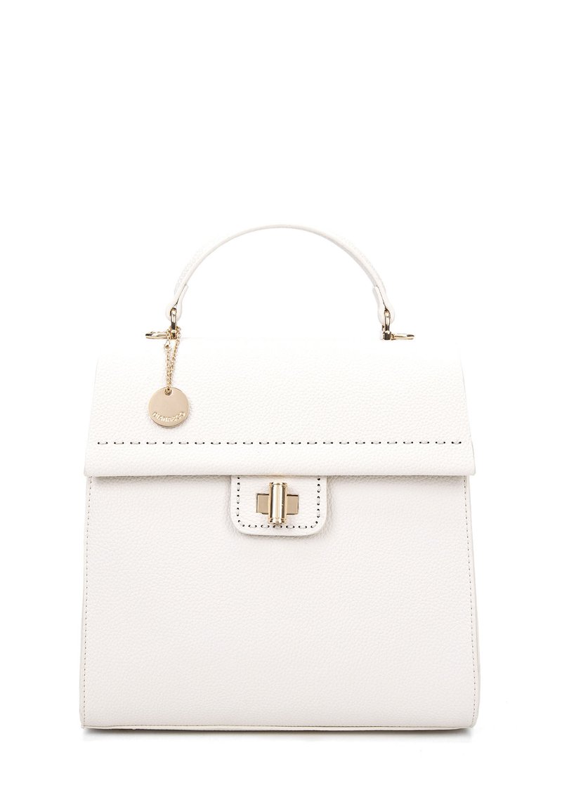 Sac à main en cuir blanc avec un design structuré, une poignée supérieure, des ferrures dorées, des coutures décoratives et un charme amovible.