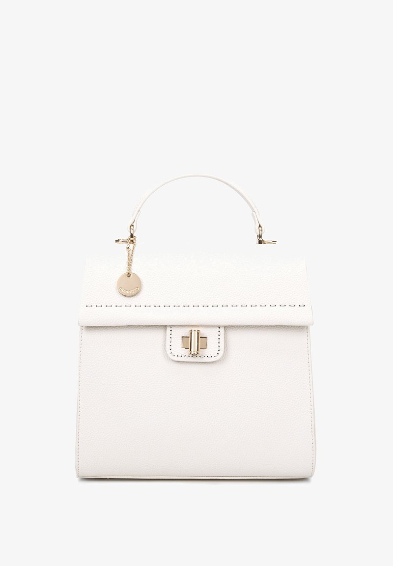Sac à main en cuir blanc avec un design structuré, une poignée supérieure, des ferrures dorées, des coutures décoratives et un charme amovible.