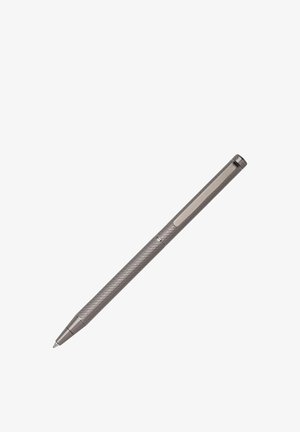 Kovinska kemični svinčnik z teksturiranim oprijemom in sponko, prikazan diagonalno na belem ozadju.