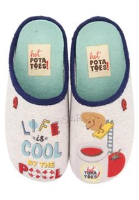 Las pantuflas grises con ribete azul cuentan con un interior suave y texturizado. El diseño incluye gráficos divertidos: un personaje de papa, un texto colorido y un tema de piscina.