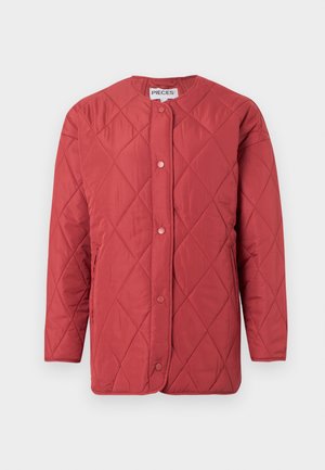 Chaqueta acolchada roja con cuello redondo, cierre de botones a presión, bolsillos laterales y textura suave.
