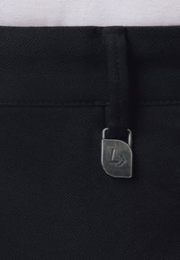 Czarny materiałowy pas z metalowym zapięciem z logo. Tekstura jest gładka z delikatnym połyskiem.