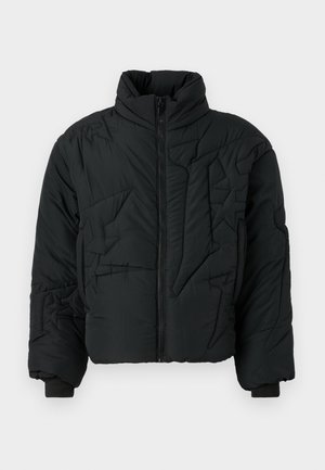 Jachetă puffer neagră cu guler înalt, fermoar în față și cusături geometrice texturate. Prezintă mansete ribbate și un design scurt.