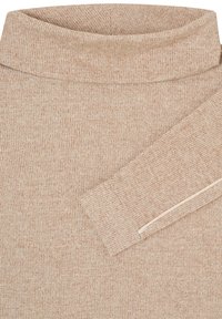 Suéter de cuello alto color beige con textura acanalada y patrón de punto texturizado. Presenta un cuello alto y una manga que se extiende diagonalmente a lo largo de la imagen.