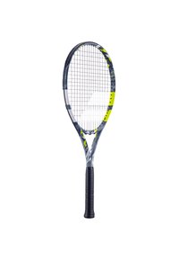 Tennisracket met een grijs en geel frame, een gestructureerde zwarte greep, een ovale kop en gekruiste snaren, ontworpen voor prestaties.