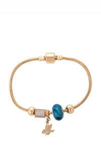 Bracciale in tonalità oro con catena intrecciata, una perla blu, un separatore con strass e un charm a forma di farfalla con dettagli intricati.
