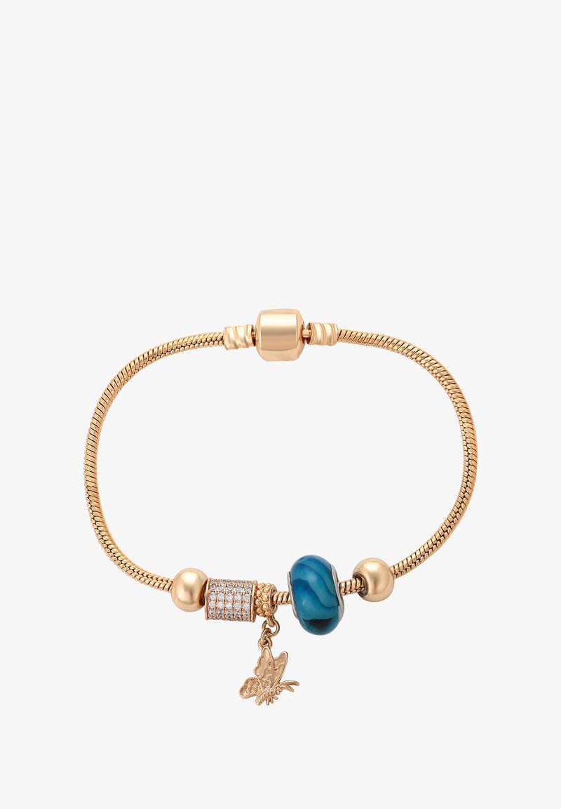 Bracciale in tonalità oro con catena intrecciata, una perla blu, un separatore con strass e un charm a forma di farfalla con dettagli intricati.