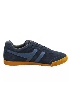 Navyblauwe suède sneaker met lichtblauwe strepen en een gestructureerde oranje rubberen zool, gezien vanaf de buitenkant.