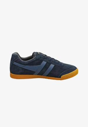 Sneaker in camoscio blu navy con strisce azzurro chiaro e suola in gomma arancione strutturata, vista dal lato esterno.