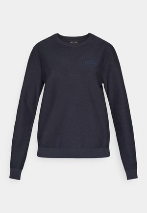 Námornícky modrý sveter z textúrovaného materiálu s okrúhlym výstrihom, dlhými rukávmi, rebrovanými manžetami a lemom, s vyšívaným logom EA na hrudi.