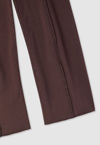 Pantaloni marroni in tessuto morbido, con design a gamba dritta, cuciture visibili lungo le giunture e finitura pulita all'orlo.