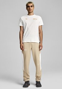 Puma AMG GRAPHIC TEE - Apdrukāts T-krekls - white