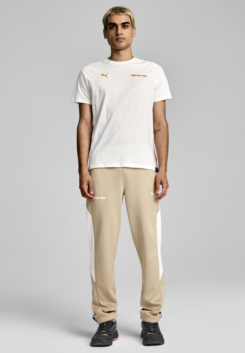 Puma AMG GRAPHIC TEE - Apdrukāts T-krekls - white