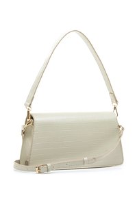 Bolso gris claro con relieve de cocodrilo, herrajes en tono dorado, correa ajustable y forma estructurada, con cierre de solapa.