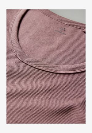 Camicia in cotone viola a coste con scollo rotondo e tessuto testurizzato, che mette in evidenza la sua superficie morbida e una lieve lucentezza.