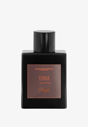 Schwarze Glasparfümflasche mit einem mattschwarzen Deckel. Das Etikett zeigt braune und orangefarbene Schrift, die "TONKA Eau de Parfum" und den Markennamen lautet.